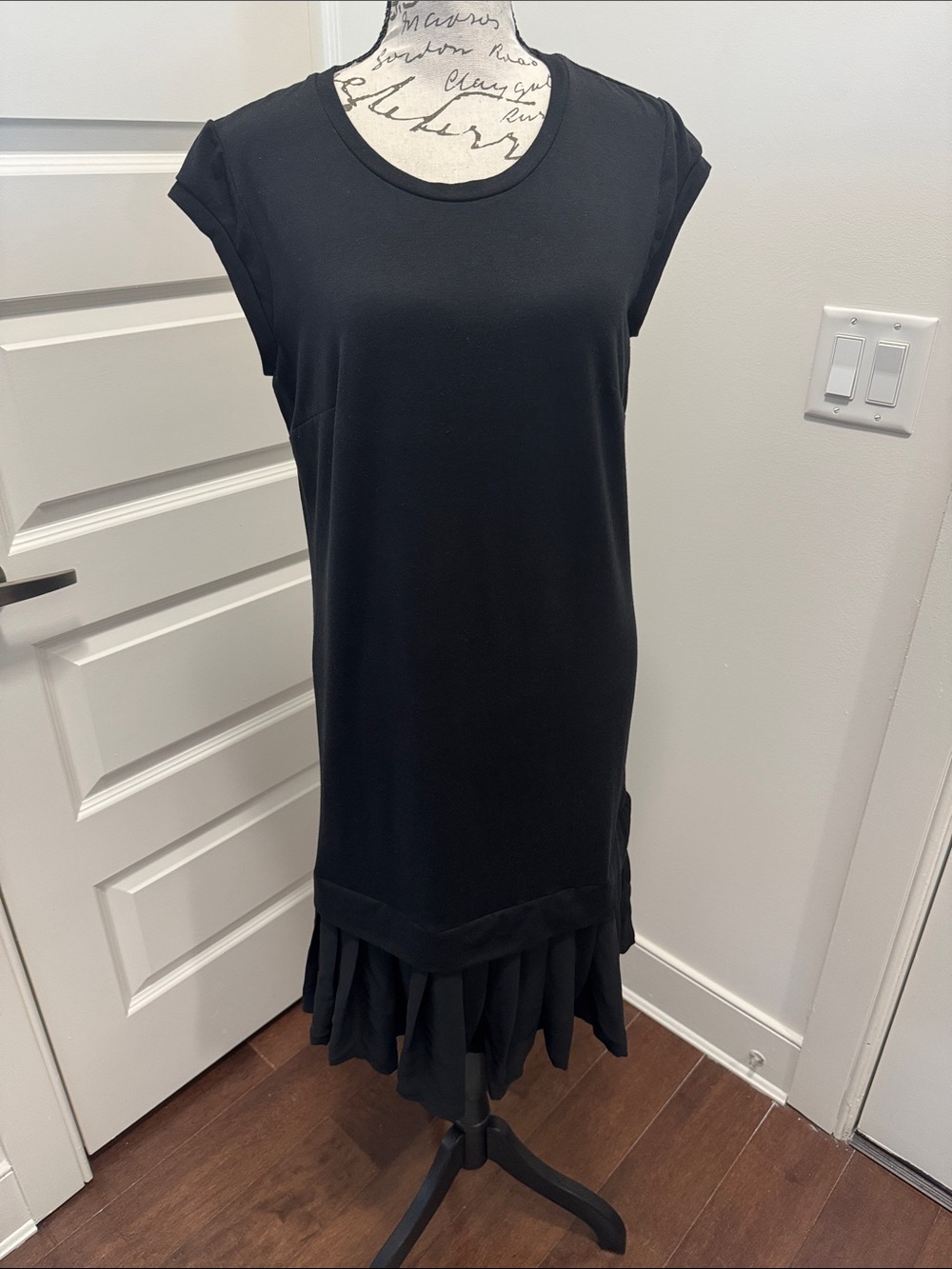 Black Cap-Sleeve pleated Hem Dress - Women